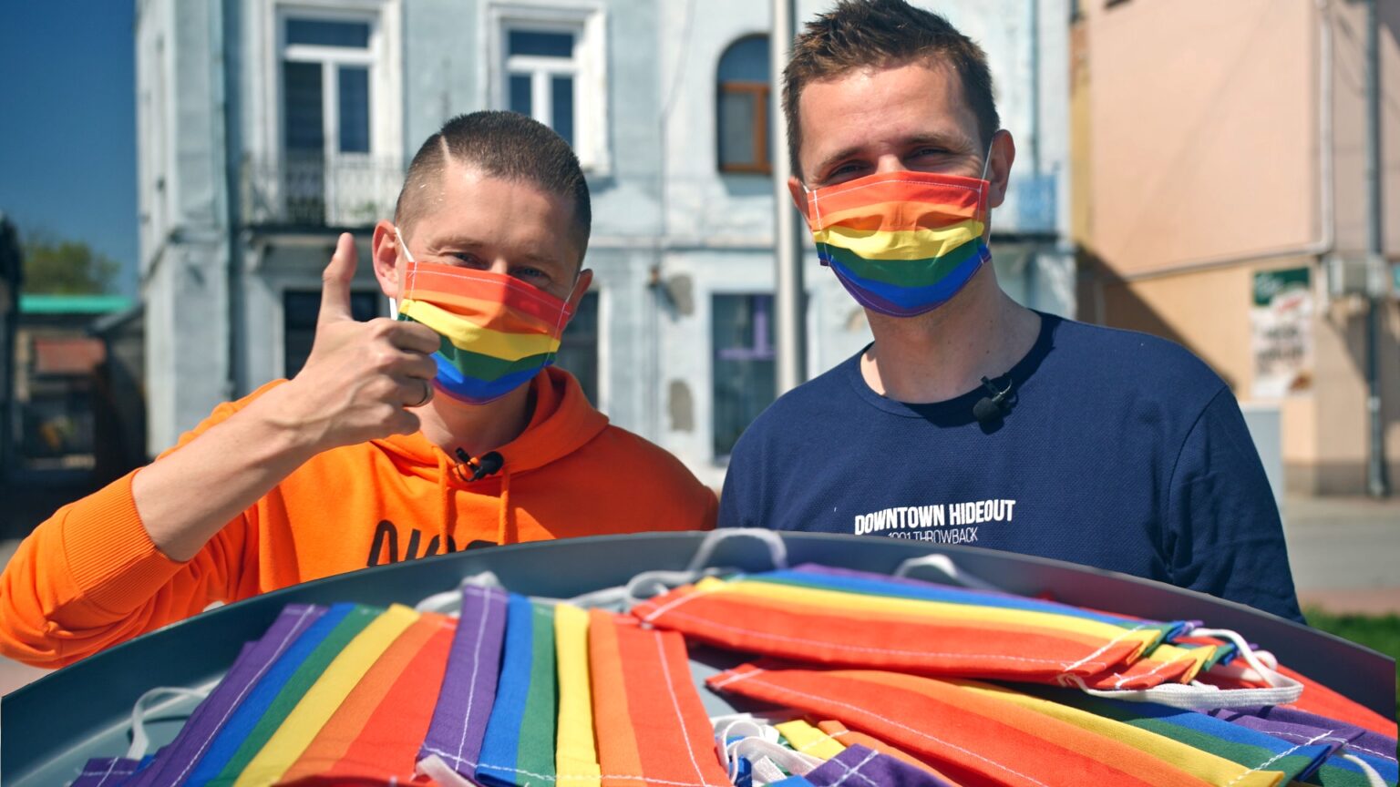Ils ont donné des masques arc-en-ciel dans les «zones franches LGBT» en Pologne