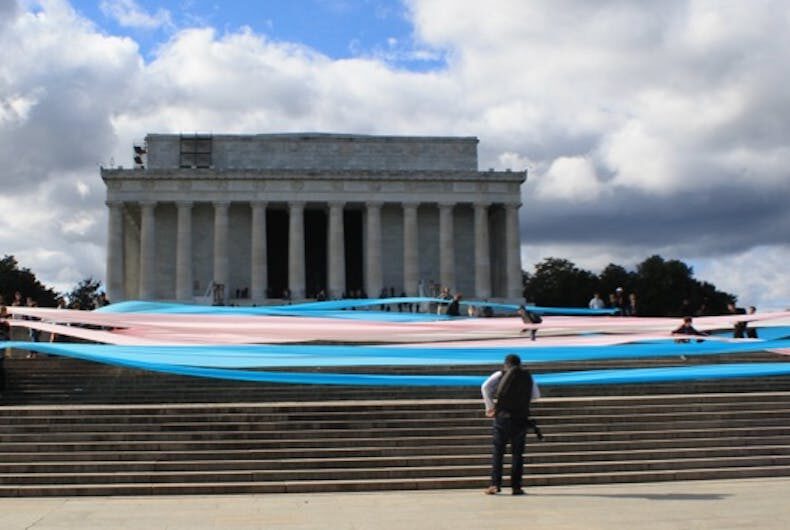 Des militants ont déployé un drapeau trans de 150 pieds sur les marches du Lincoln Memorial pour protester contre les attaques de l'administration Trump contre les personnes transgenres.