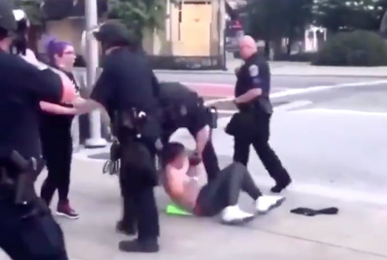 Des policiers d'Indianapolis ont encerclé et battu deux femmes non armées dans une vidéo capturée par un passant