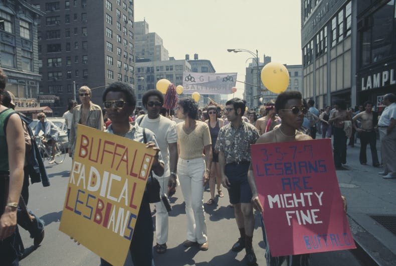 Des représentants des Buffalo Radical Lesbians participent à un défilé LGBT à New York le jour de la libération de la rue Christopher 1971.