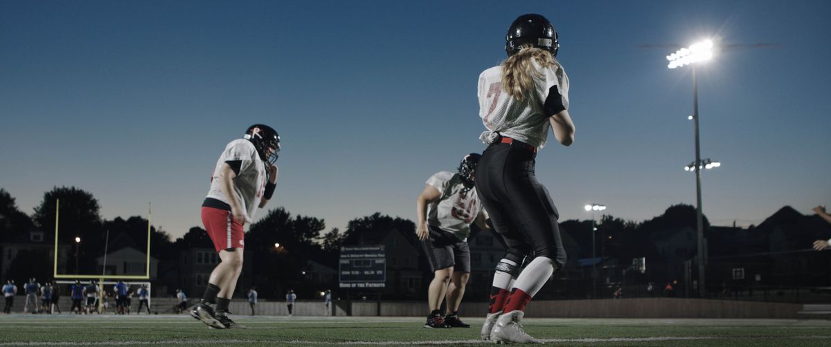 Quarterback Allison Cahill dans une scène de «Born to Play».