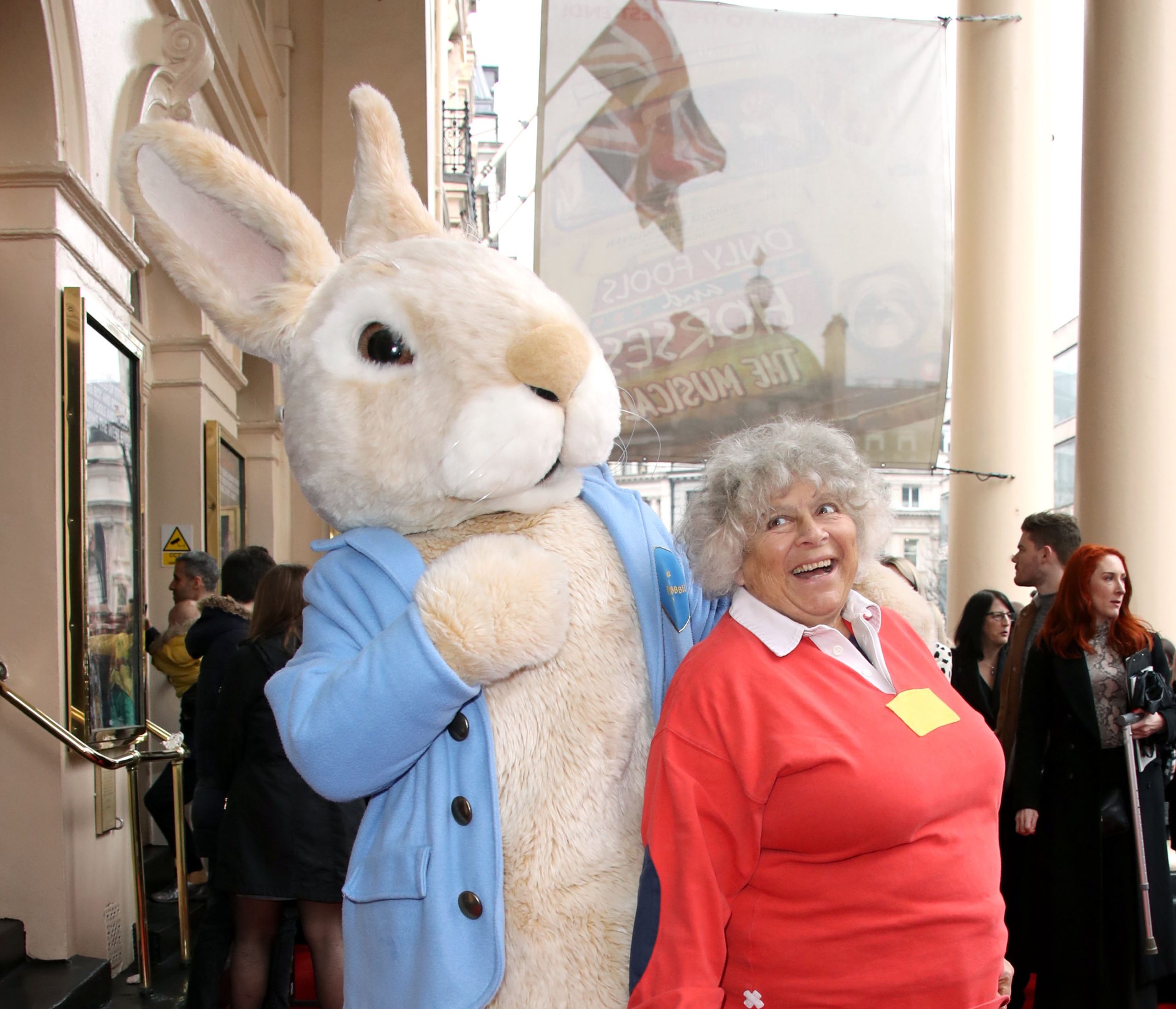 Miriam Margolyes pose avec Peter Rabbit