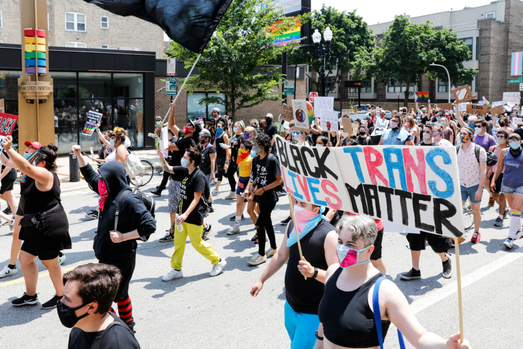 Les manifestants tiennent des pancartes lors de la marche de la fierté sans préjudice à Boystown le 28 juin 2020 à Chicago, Illinois. (Natasha Moustache / Getty Images)