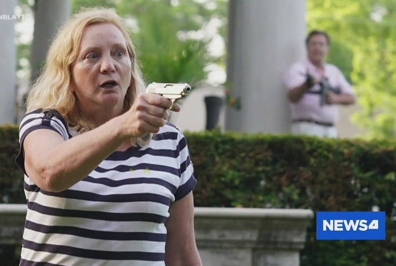 Patricia McCloskey tient une arme à feu sur un groupe de manifestants passant par chez elle