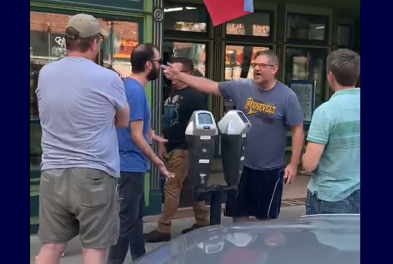 L'homme criant aux clients du restaurant