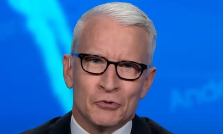 Anderson Cooper se moque de Donald Trump avec un discours de bébé