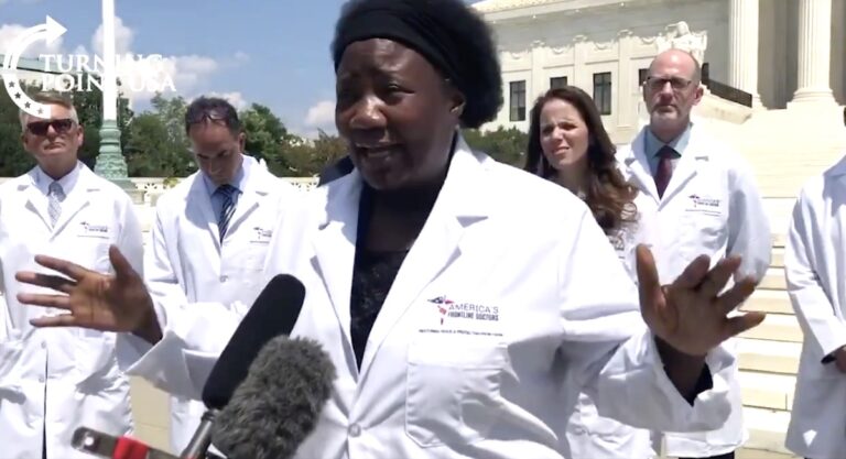 Trump partage une vidéo de « médecins '' de charlatans vantant le « remède '' COVID, disant « vous n'avez pas besoin d'un masque ''