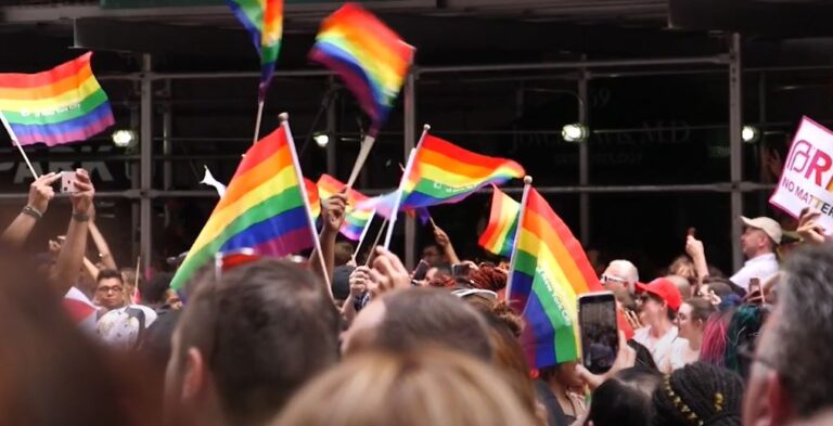 Une nouvelle interdiction militaire des drapeaux confédérés interdira également les drapeaux de fierté LGBTQ: rapport