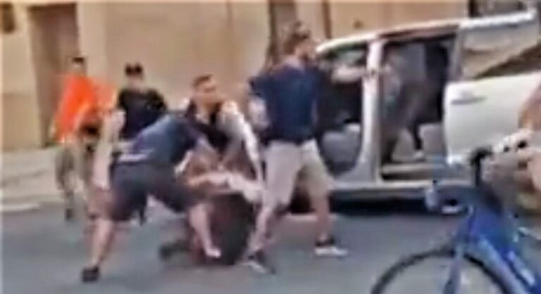 Des flics en civil ont attrapé un manifestant trans et l'ont jetée dans une camionnette non marquée en plein jour