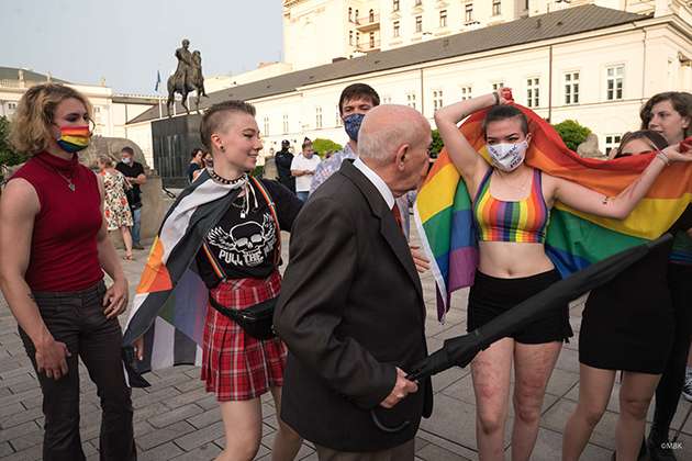 De jeunes militants LGBT + en Pologne s'entretiennent avec un homme plus âgé.