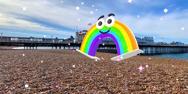 Flotteur AR Digital Pride Bow sur la plage de Brighton.