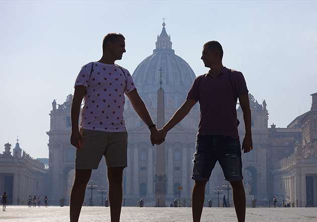 Jakub et Dawid Mycek-Kwiecinski se tenant la main au Vatican.