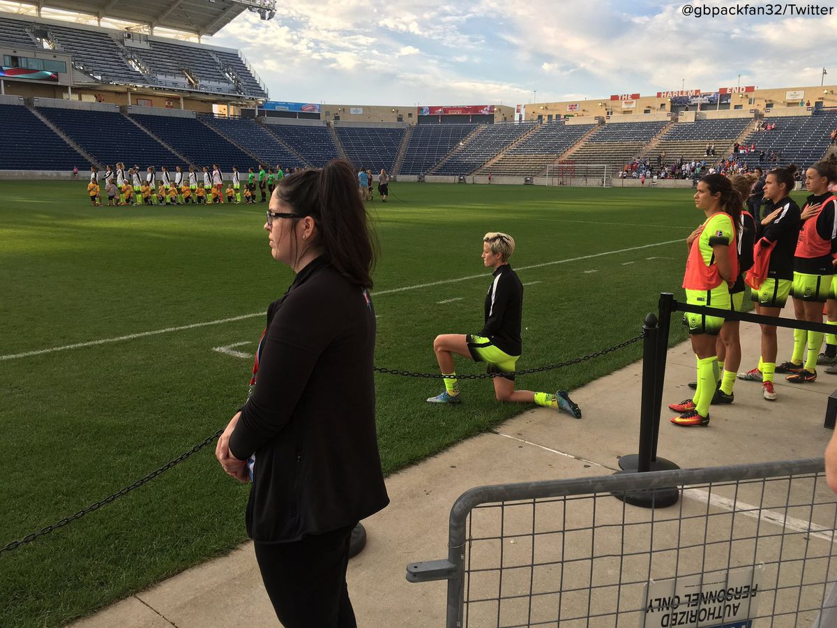 Megan Rapinoe s'agenouille pendant l'hymne national