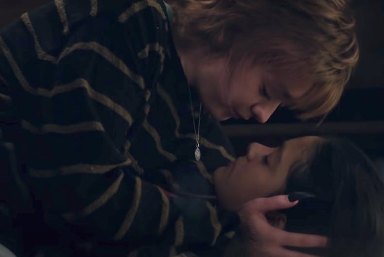 Maisie Williams (Wolfsbane) et Blue Hunt (Psyche) jouent un couple de lesbiennes dans 