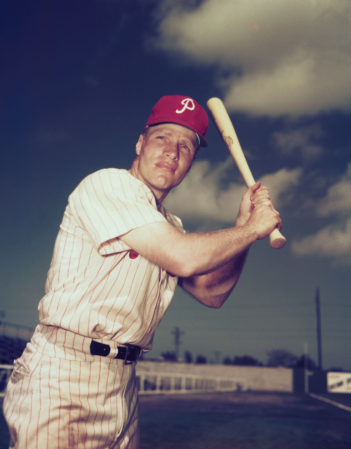 Richie Ashburn posant avec Bat