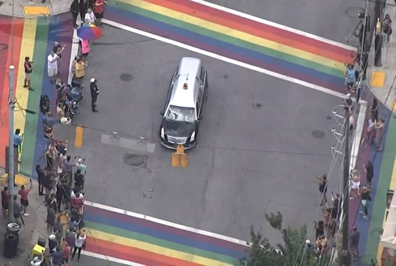 Le cortège de John Lewis au passage pour piétons arc-en-ciel à Atlanta