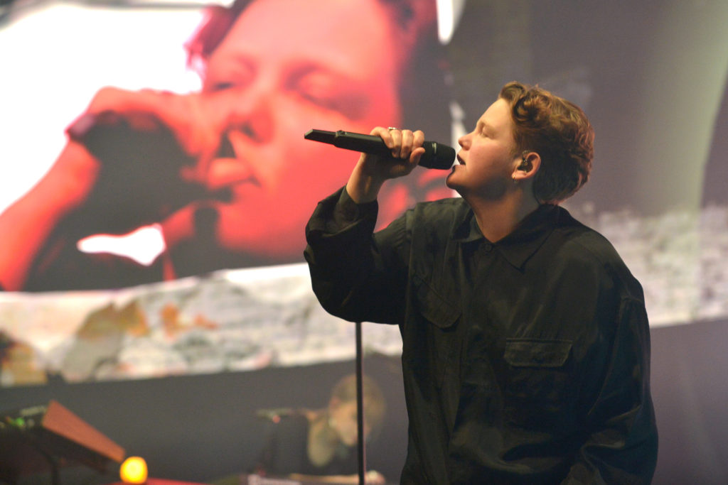 Kae Tempest se produit sur scène lors du troisième jour du BBC Radio 6 Music Festival en 2020 (Jim Dyson / Getty Images)