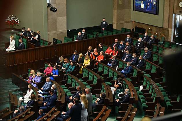 Les politiciens créent un arc-en-ciel humain pour protester contre Duda.