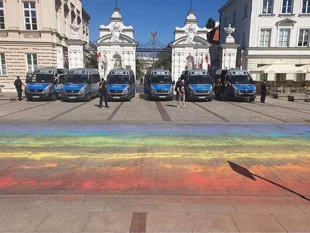 Les militants LGBT + ont marqué la route avec un drapeau arc-en-ciel avant le début des manifestations.