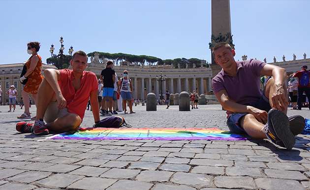 Jakub et Dawid Mycek-Kwiecinski sur la place Saint-Pierre.