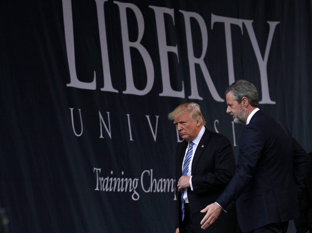 Accompagné de Jerry Falwell, Donald Trump part après avoir prononcé un discours liminaire lors de son entrée à la Liberty University en 2017