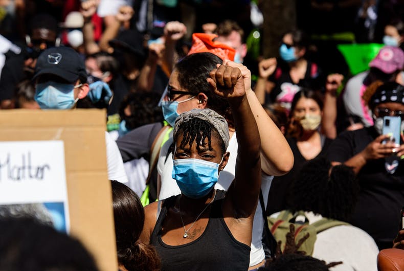 Miami Downtown, FL, USA - 31 MAI 2020: Femme à la tête d'un groupe de manifestants BLM