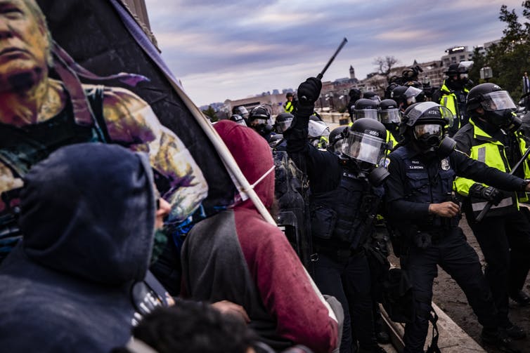 Une foule est repoussée par la police