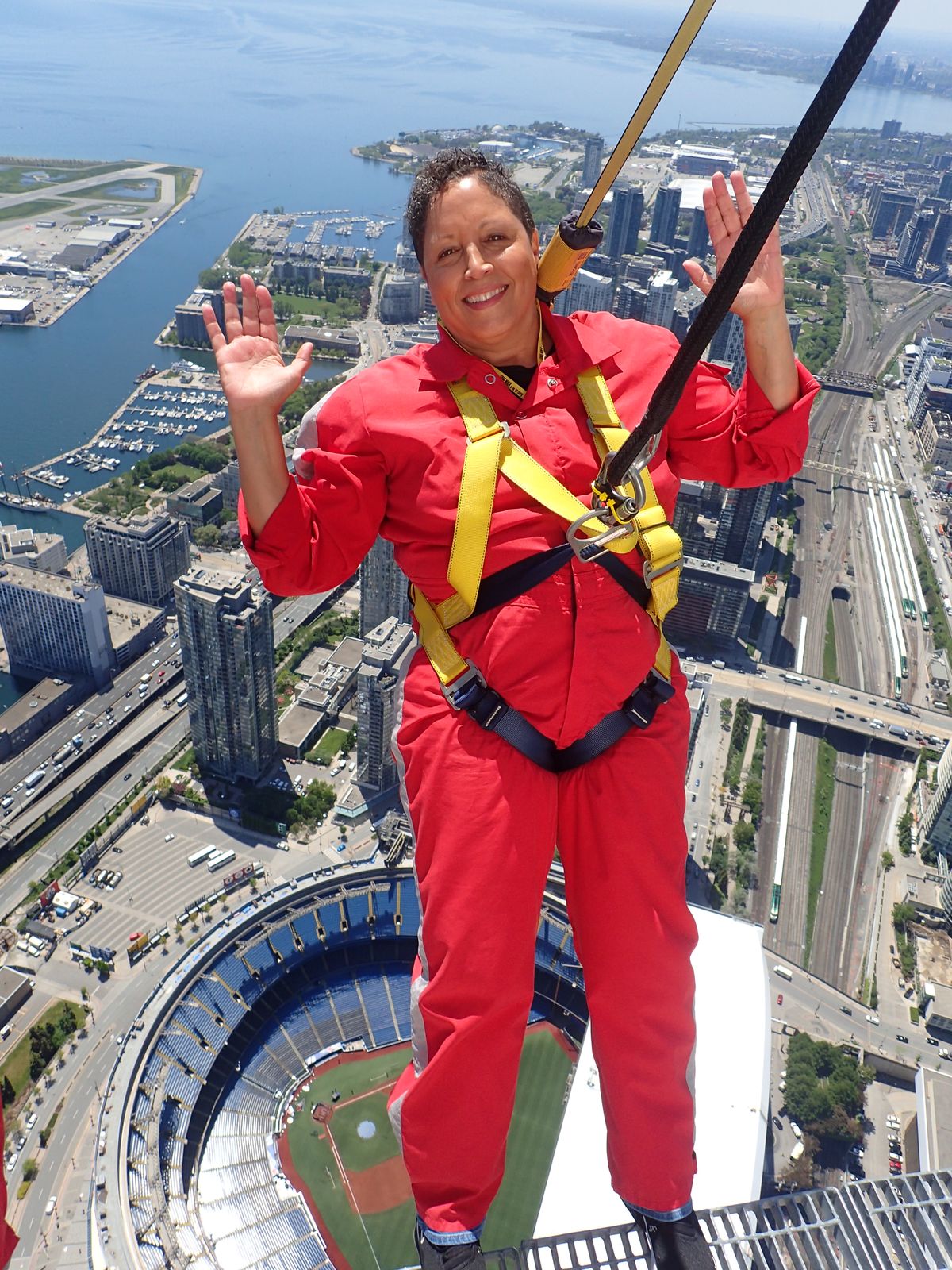 Nona Lee pose pour une photo au-dessus du stade de baseball de Toronto.