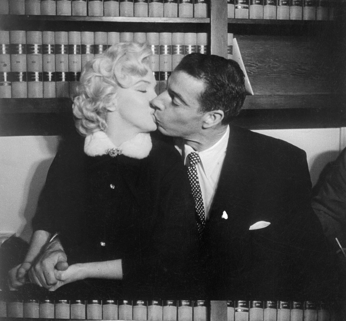 Marilyn Monroe embrasse Joe DiMaggio