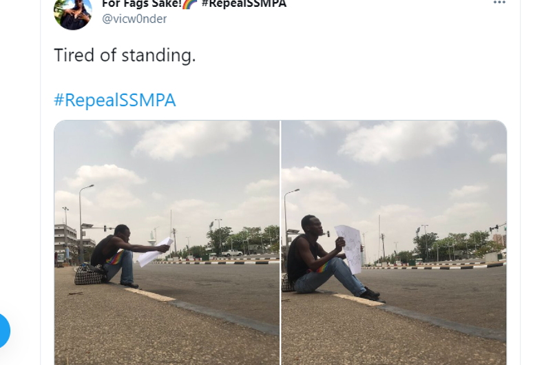 Capture d'écran du tweet de @ vicw0nder assis devant l'Assemblée nationale au Nigéria pour protester contre l'interdiction du mariage homosexuel.