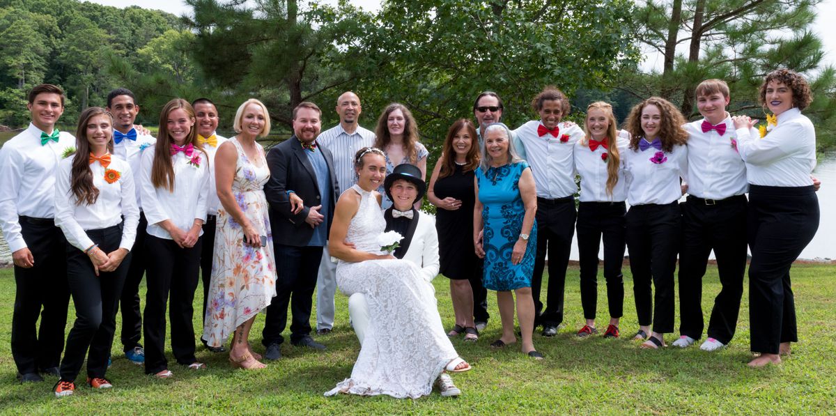 Une photo de mariage de groupe.