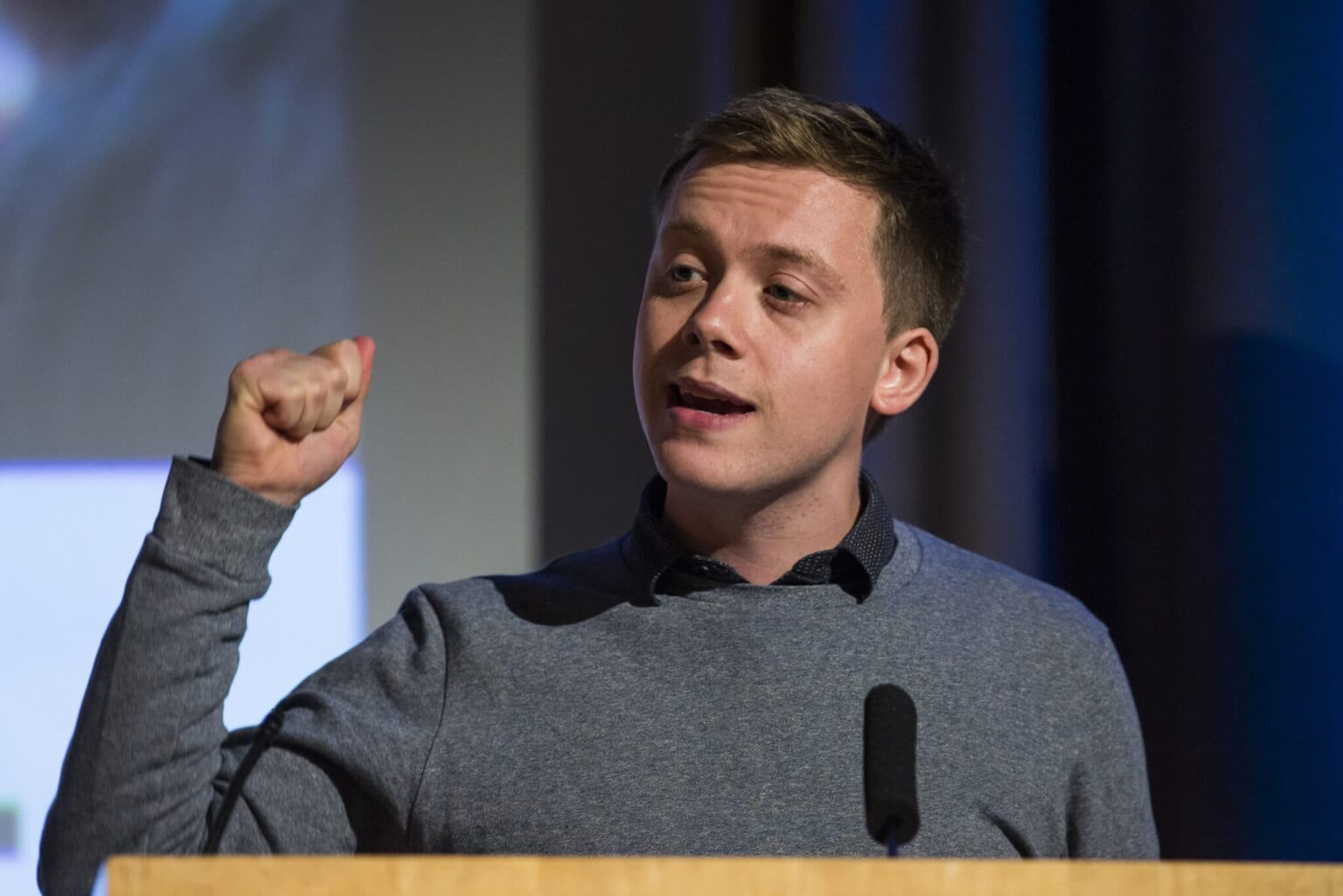 Les transphobes empilent Owen Jones simplement pour avoir dit qu’il voulait être papa