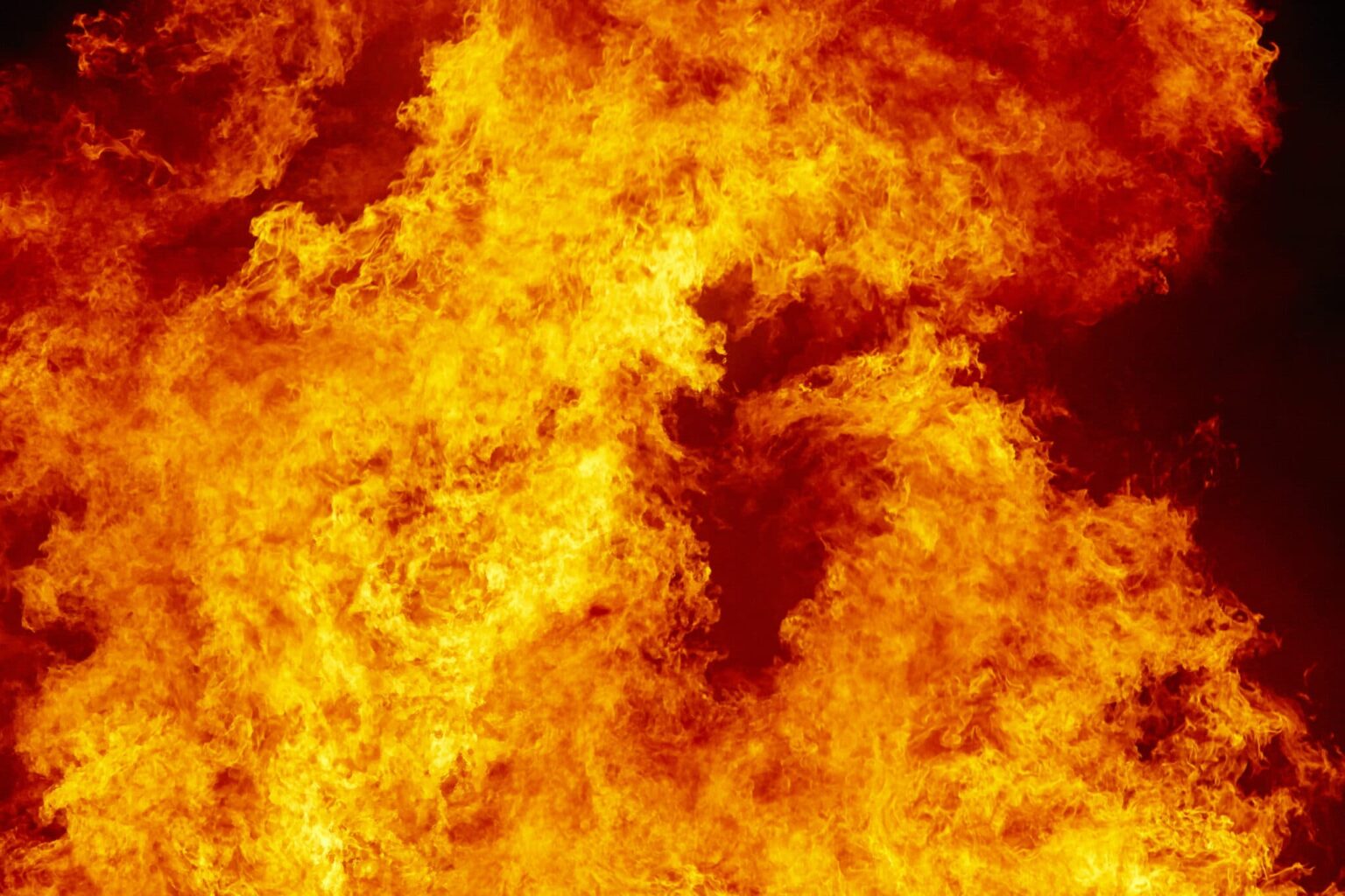 Deux homosexuels aspergés de liquide et incendiés par un homophobe