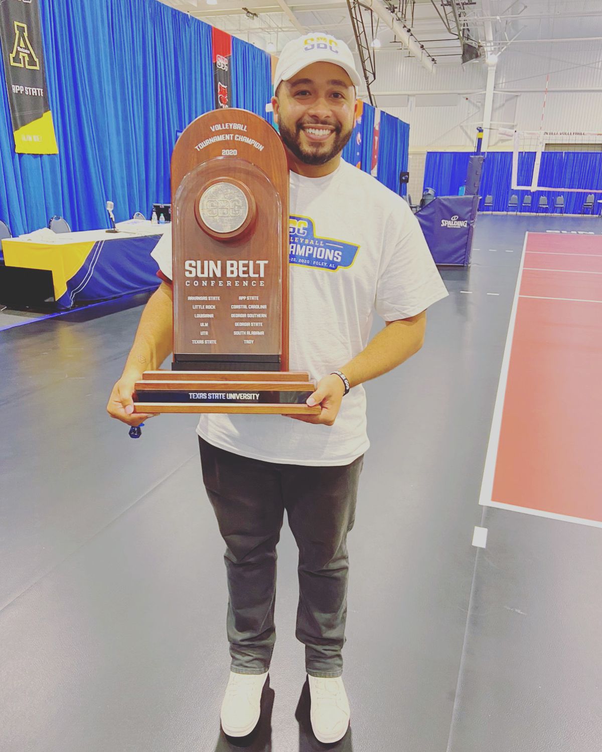 Keith Anderson avec le trophée Sun Belt remporté par l'équipe de volleyball de l'État du Texas.