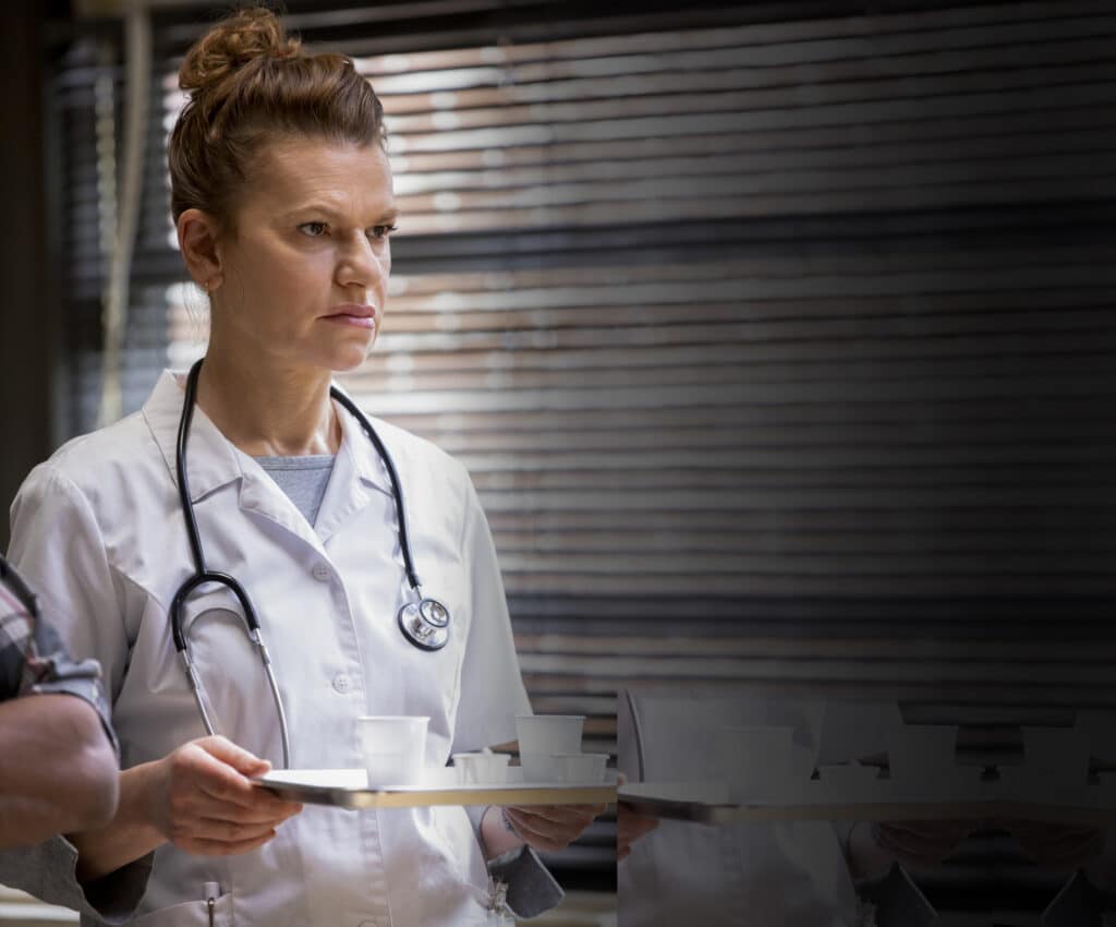 Sandra Bernhard comme infirmière Judy. 