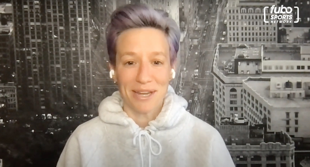 Megan Rapinoe parle avec les Cooligans