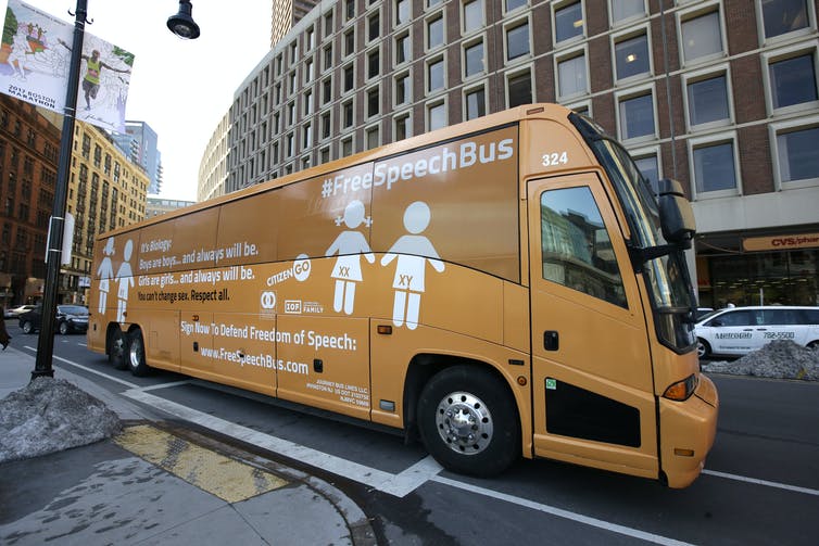 Un bus, peint avec les mots «les garçons sont des garçons» et «les filles sont des filles», est garé dans une rue de Boston.