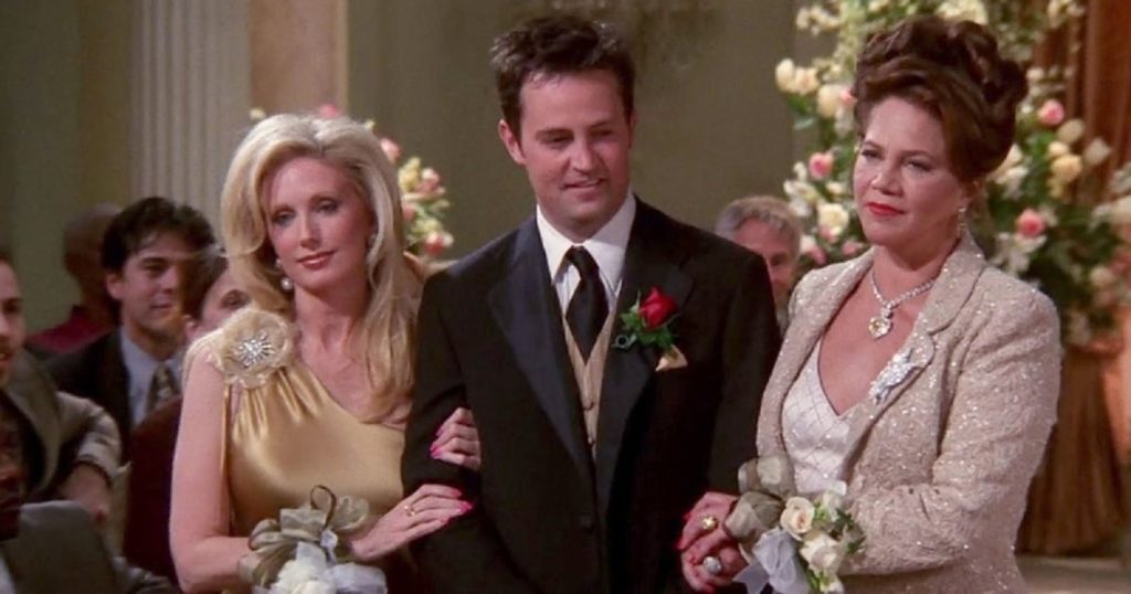 Chandler Bing (Matthew Perry) avec Helena (Kathleen Turner)