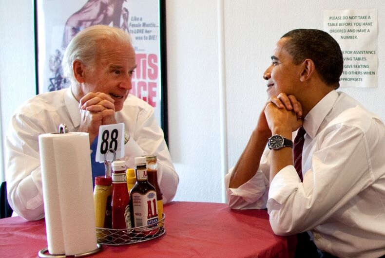 Joe Biden et Barack Obama visitent Rays 'Hell Burger à Arlington, VA, en 2009. Preuve qu'il saboterait du poulet pour promouvoir les hamburgers?