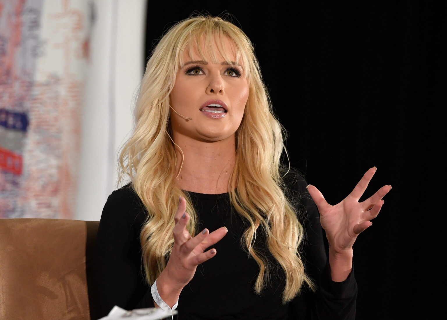 Tomi Lahren dit que les « libéraux » ont jeté des œufs et l’ont appelée « Barbie nazie »