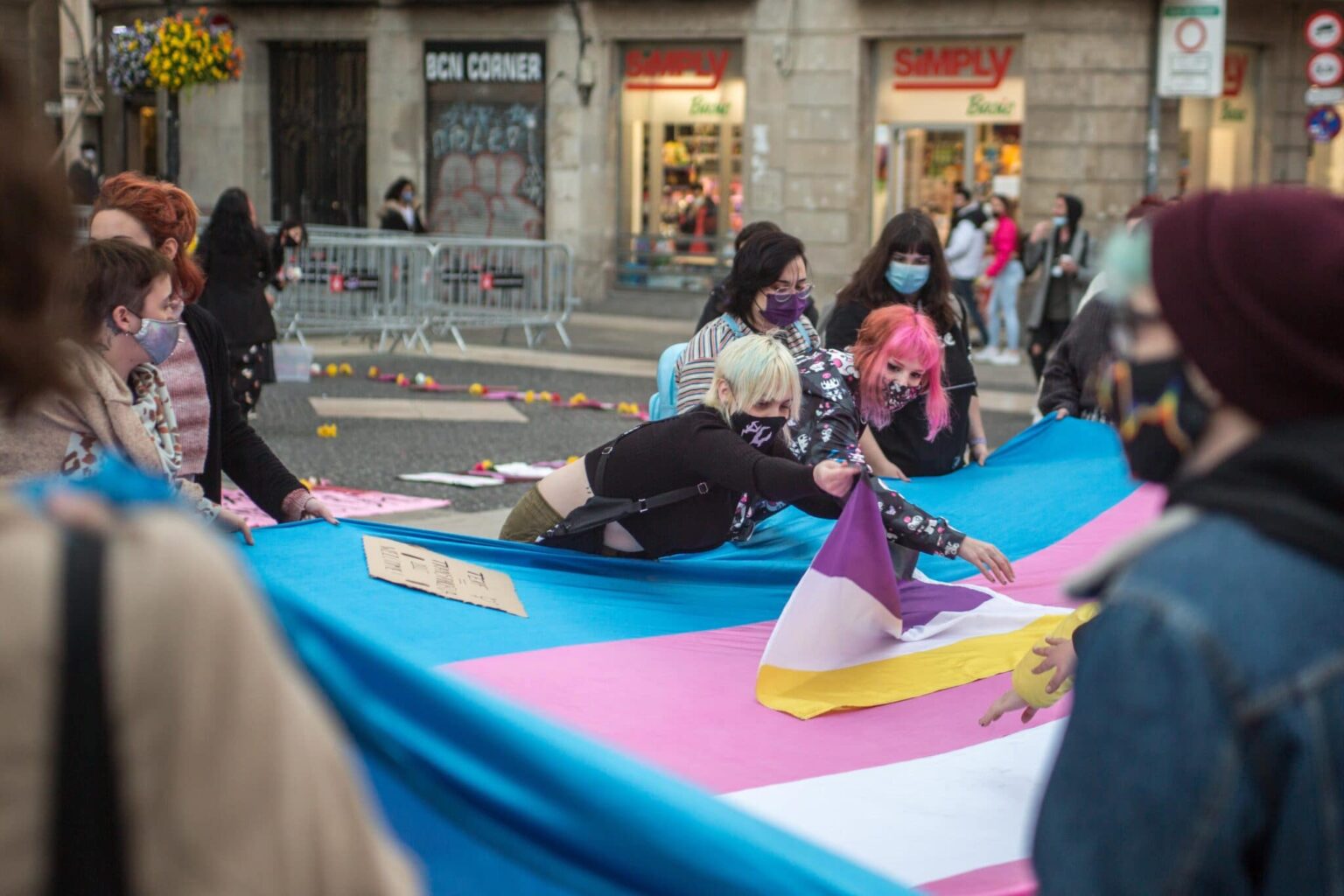 Des milliers de personnes demandent au gouvernement britannique de reconnaître légalement les personnes non binaires