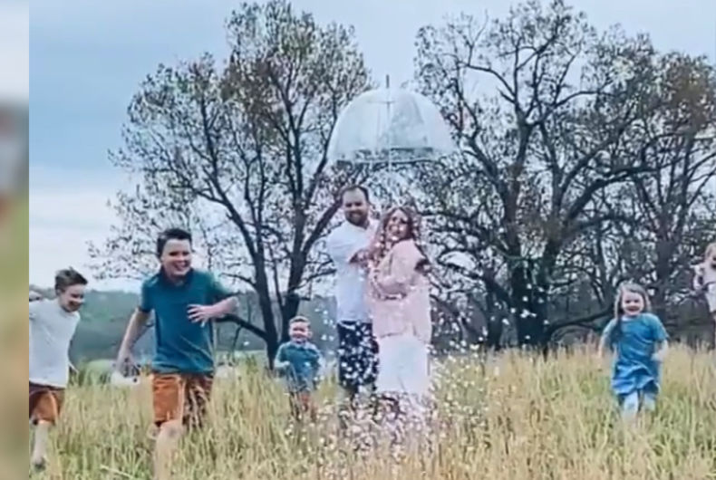 Josh Duggar, sa femme et ses enfants célébrant le sexe présumé du septième enfant de Duggar