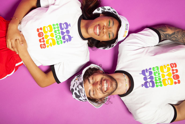 Deux mannequins portant la marchandise de la collection Teletubbies Pride.