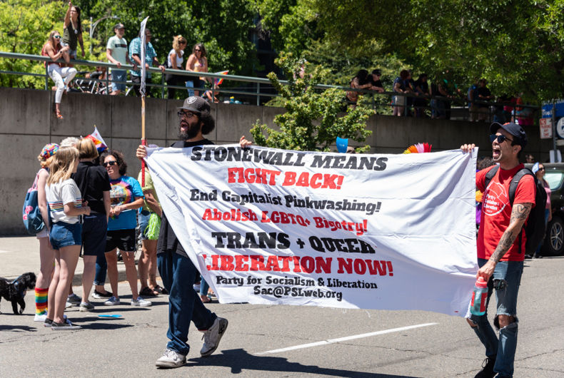 SACRAMENTO, CA / USA - 10 juin 2018: deux hommes non identifiés portent une bannière Stonewall sur la lutte contre la libération des trans et queer au cours de la parade annuelle de la fierté et de la célébration