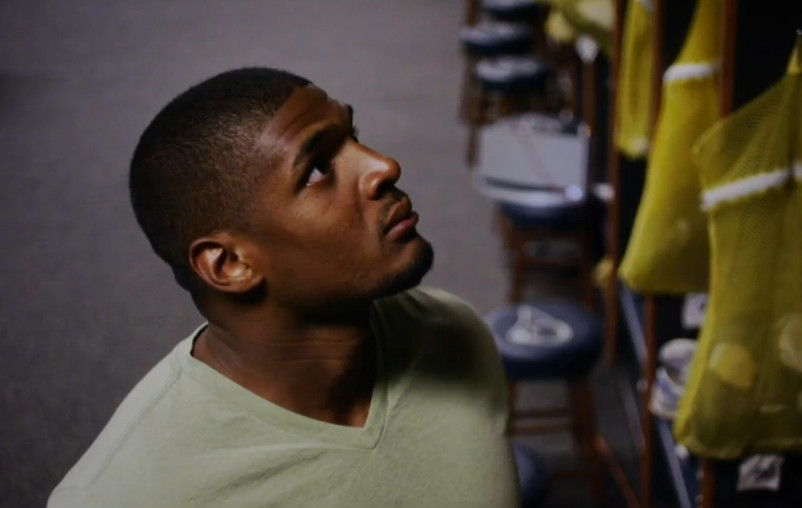 Michael Sam dans le vestiaire de Saint-Louis pendant le puissant package ESPY d'ESPN.