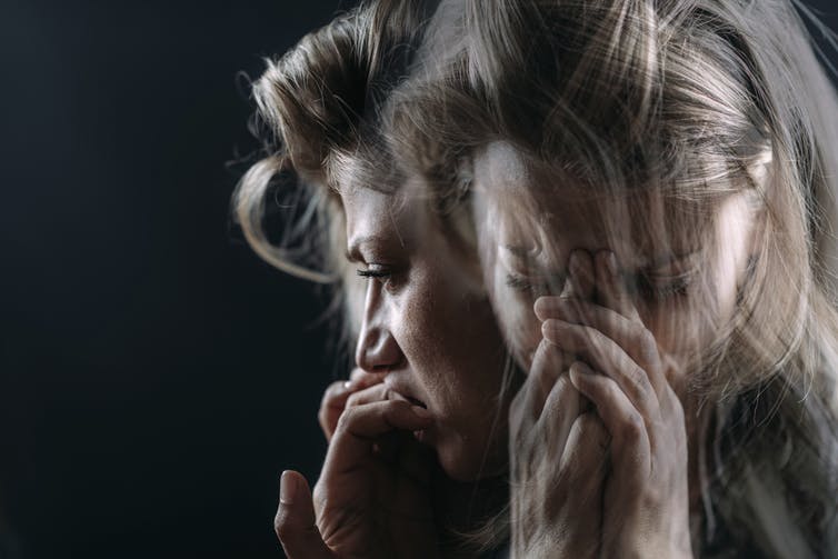 Une double exposition d'une femme avec ses mains devant sa bouche.