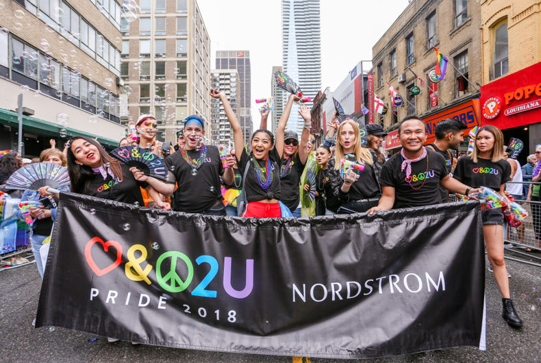 24 juin 2018 - TORONTO, CANADA: les employés de Nordstrom défilent à la Toronto Pride Parade 2018