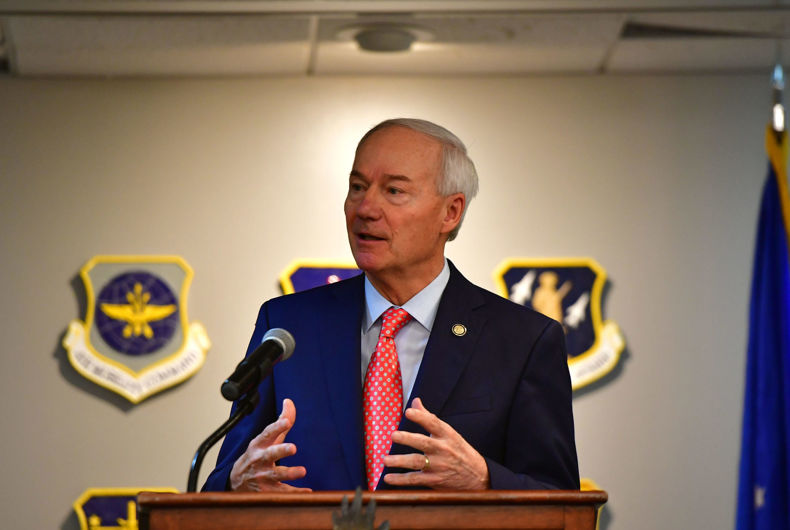 La gouverneure Asa Hutchinson s'adresse aux membres de l'équipe Little Rock lors d'une réunion trimestrielle du conseil communautaire à Little Rock Air Force Base, Arkansas, le 13 août 2019.