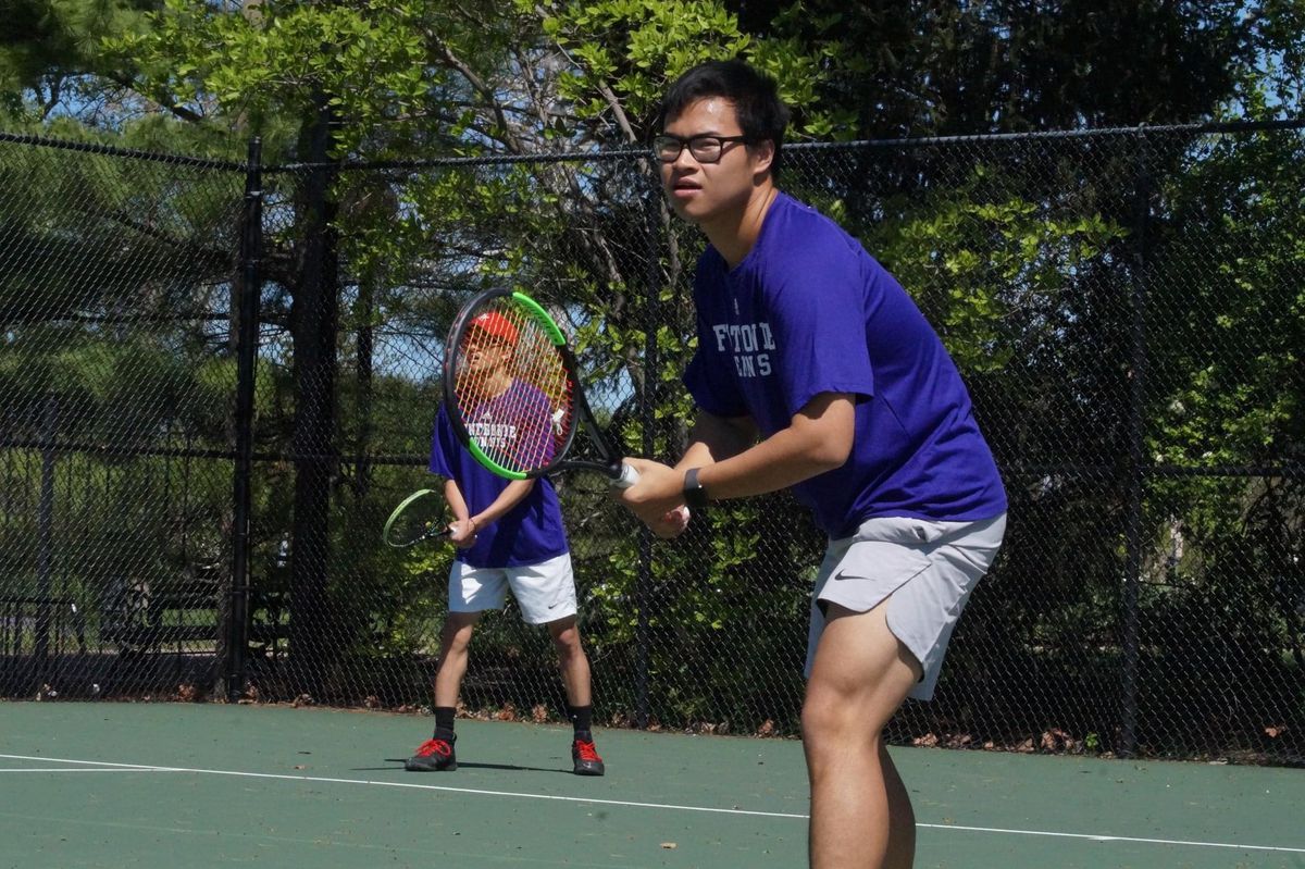 Anh Nguyen joue au tennis.