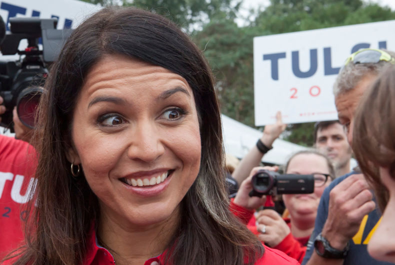 Tulsi Gabbard est une femme souriante qui se présente comme possible candidat à la présidentielle démocrate